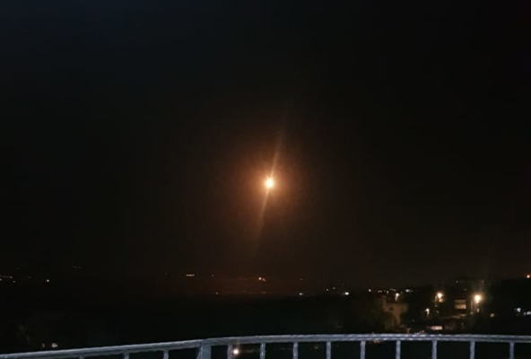 النشرة: الجيش الإسرائيلي أطلق قنابل مضيئة فوق مجرى الوزاني والسياج الحدودي مقابل مستعمرة المطلة