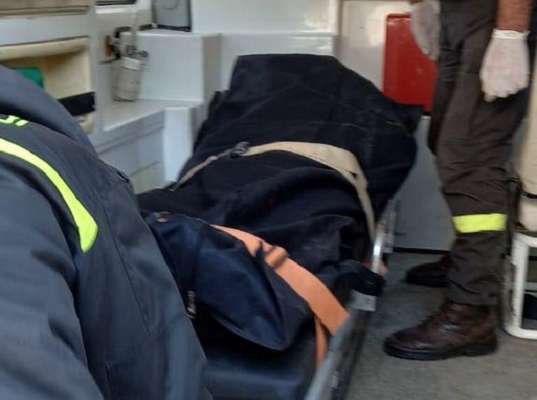 الدفاع المدني: نقل جثة رجل من داخل منزله في رياق الى المستشفى