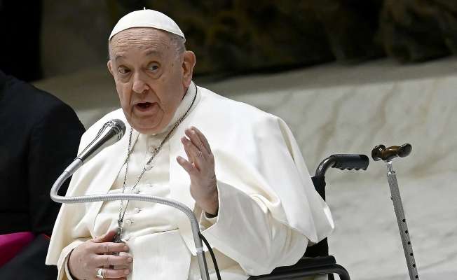 البابا فرنسيس يروي محطات من سيرته في كتاب يصدر في 19 آذار ويؤكد أنّه لا يعتزم الاستقالة