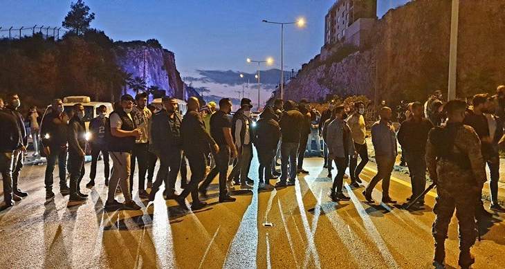 إقفال مسلكي اوتوستراد كازينو لبنان من قبل أصحاب الحانات والملاهي احتجاجا على توقف اعمالهم