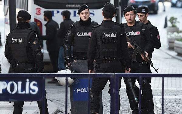 شرطة تركيا تعتقل رئيس تحرير محطة تلفزيونية مؤيدة للأكراد بسبب تغريداته