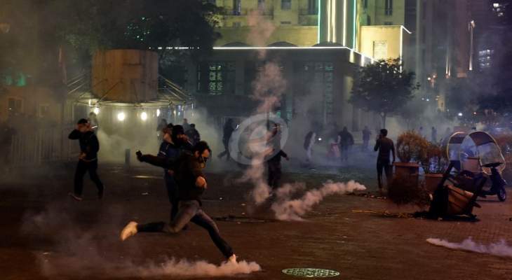 القوى الأمنية تطلق الغاز المسيل للدموع تجاه المتظاهرين أمام أحد مداخل المجلس النيابي