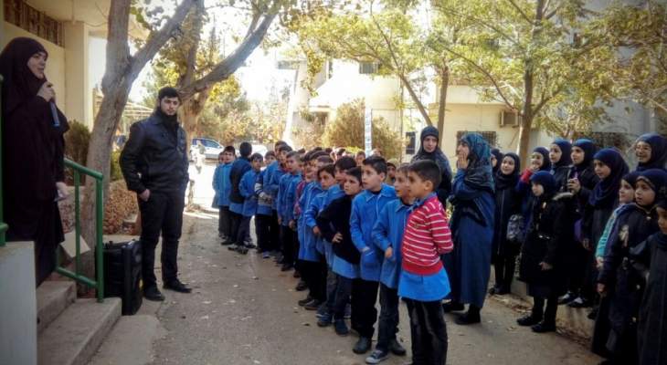 الجيش يوزع معاطف على مدارس الجنوب في اطار حملة في كل مدارس لبنان