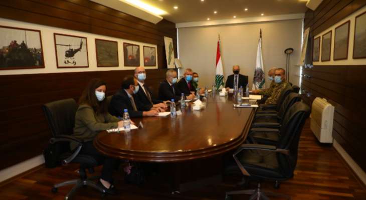 وزير الدفاع عرض مع خبراء اوروبيين واميركيين في برنامج مكافحة الارهاب