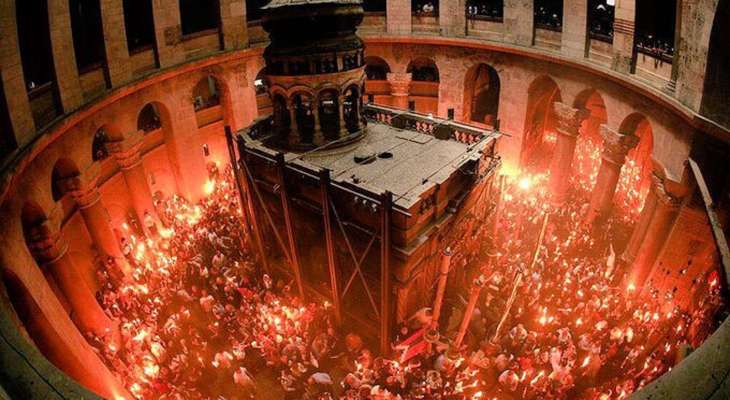 فيض النور المقدس من قبر السيد المسيح في كنيسة القيامة في القدس