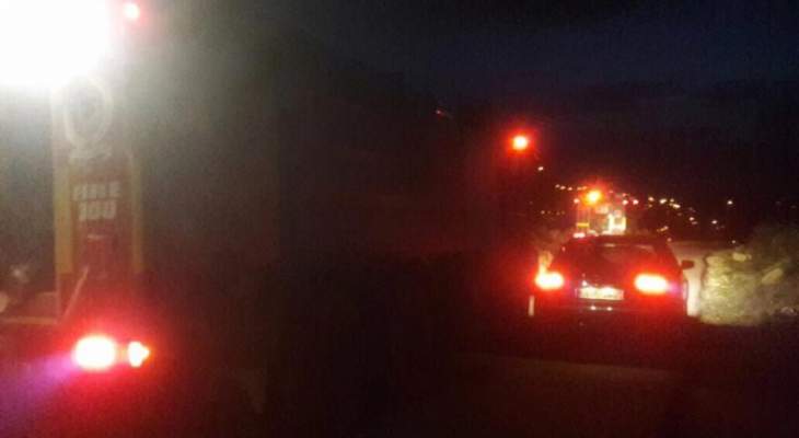 الدفاع المدني: السيطرة على حريق شب في أشجار سنديان في طورزيا بجبيل