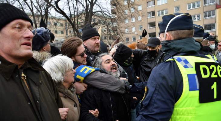 شرطة السويد تفرّق تظاهرة ضمّت مئات المعارضين للقيود المفروضة بسبب كورونا