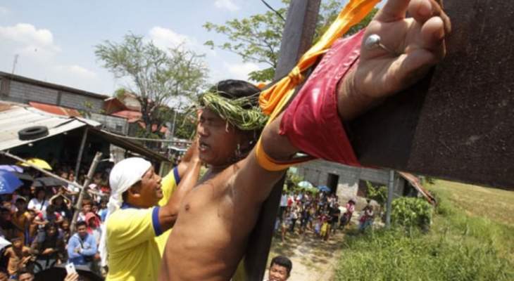رجال في الفيليبين يحيون يوم الجمعة العظيمة بالصلب وبجلد أنفسهم 