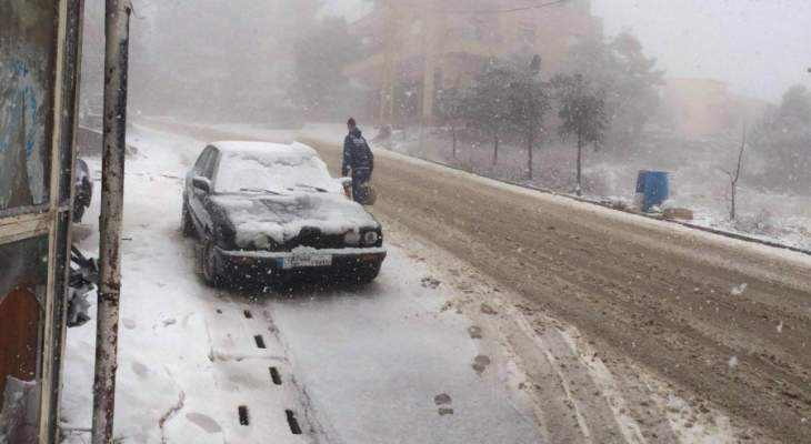 الثلوج تحاصر حوالي 20 سيارة على طريق ترشيش 