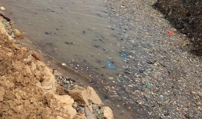 سامي الجميل نشر صورتين لكمية من النفايات على شاطىء البحر: هذا المطمر الصحي
