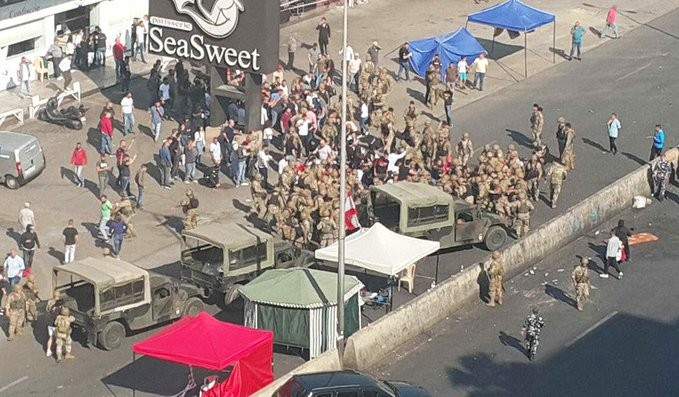 الجيش أبعد المتظاهرين عن الطريق العام في زوق مصبح