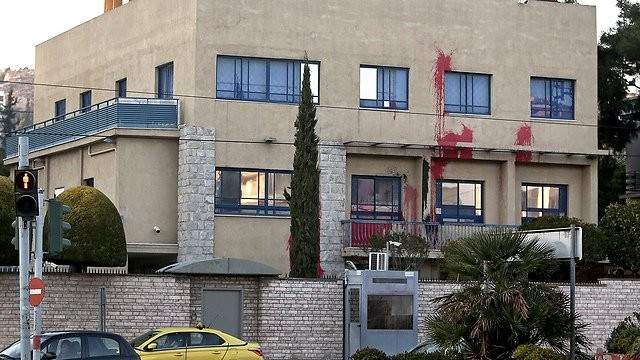 هجوم بالطلاء الأحمر على السفارة الاسرائيلية في اليونان بسبب فلسطين