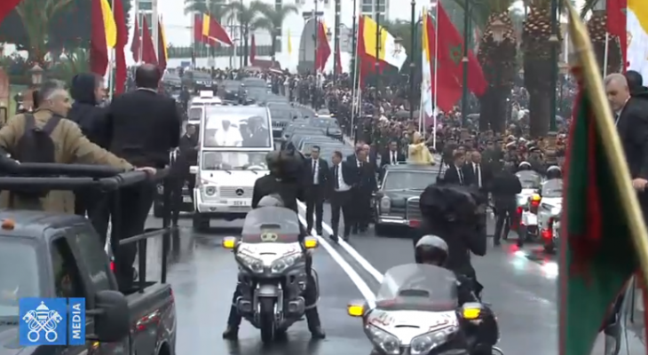 رويترز: رجل مجهول جرى صوب سيارة ملك المغرب خلال زيارة البابا فرنسيس ورجال أمن أمسكوه
