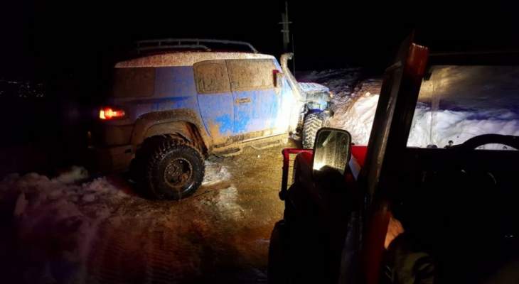 الدفاع المدني أنقذ مواطنين وسحب سيارتهما في أعالي وادي العرايش