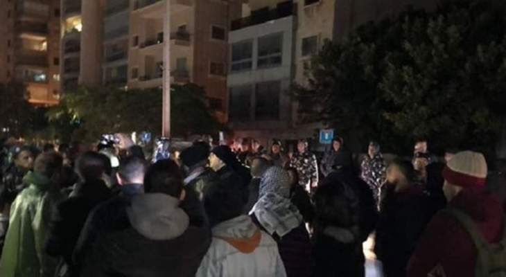 اعتصام امام منزل اللواء عثمان احتجاجاً على تفكيك خيمة اعتصام في ساحة الشهداء