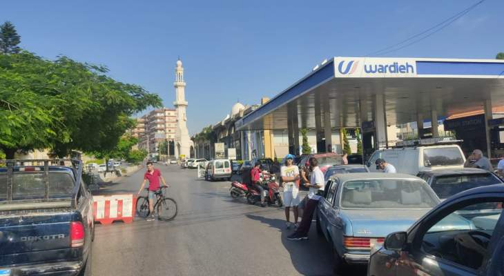 النشرة: مواطنون قطعوا شارع صيدا جزين احتجاجا على نفاد البنزين