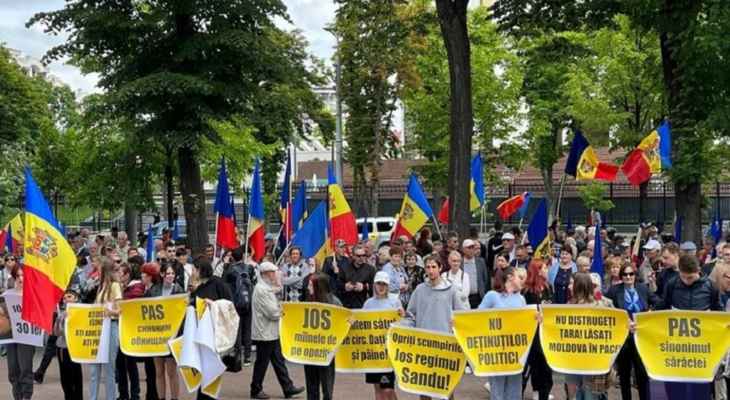 إحتشاد آلاف المتظاهرين أمام البرلمان في مولدوفا مطالبين بإستقالة الحكومة