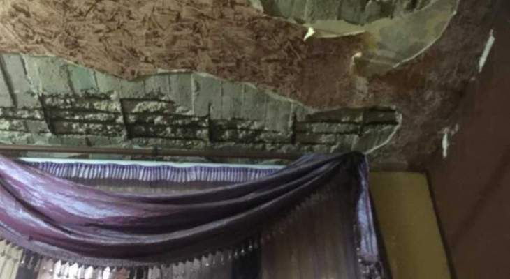 النشرة: نجاة عائلة فلسطينية من انهيار سقف منزلها في عين الحلوة