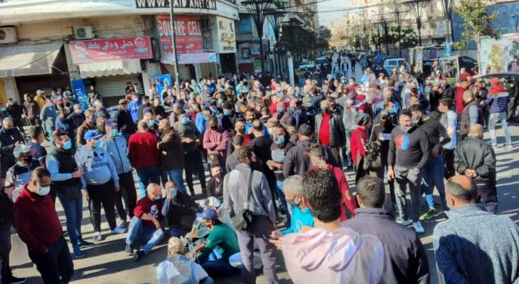 النشرة: اعتصام للتجار وأصحاب المحلات التجارية بسوق صيدا للمطالبة بفتح محلاتهم