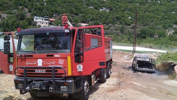 فرق الاطفاء في الدفاع المدني تعمل على اخماد حريق حرج في منطقة السعديات