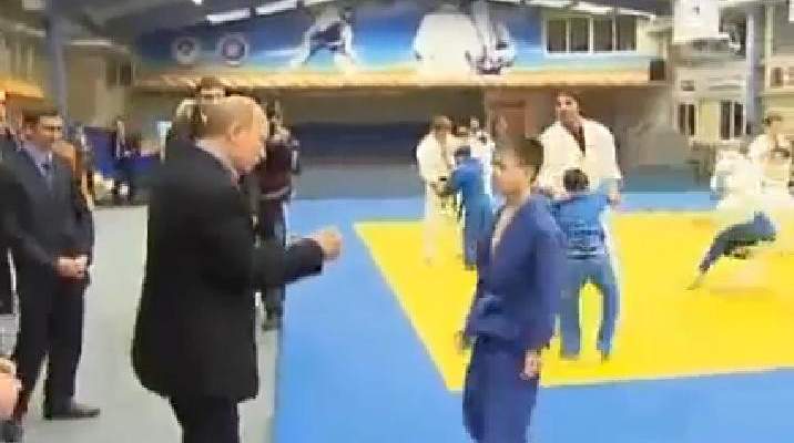 الرئيس الروسي يدرب الأطفال والشبان رياضة الجودو !