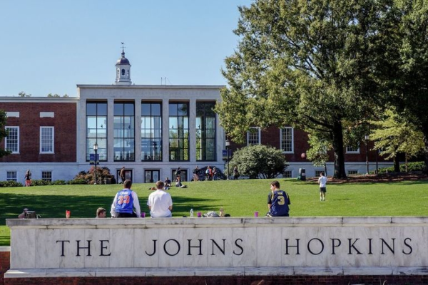 جامعة جونز هوبكنز: عدد الوفيات بسبب "كورونا" بلغ 5 ملايين في أنحاء العالم