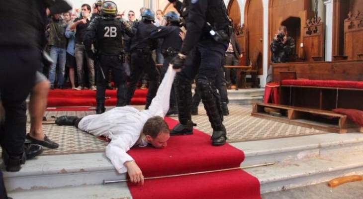 الشرطة الفرنسية زنرت كنيسة سانت ريتا في باريس تمهيدا لهدمها