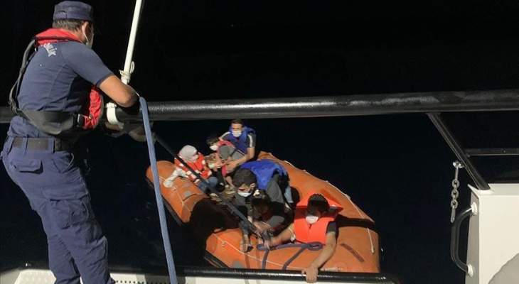 خفر السواحل التركي أنقذ 18 طالب لجوء في بحر إيجه بعدما أجبرتهم سلطات اليونان على العودة