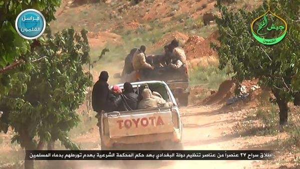 النصرة في القلمون تطلق سراح 27 عنصراً من داعش بعد حكم المحكمة الشرعية