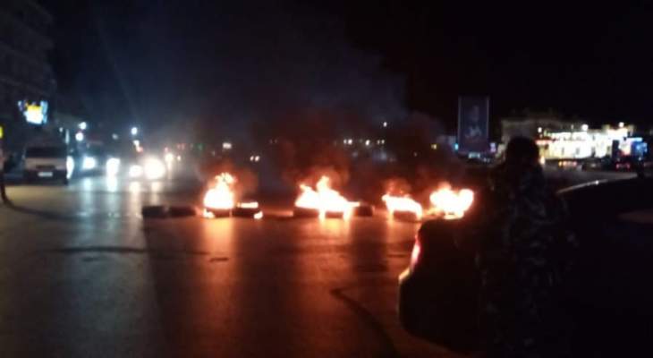 النشرة: محتجون قطعوا الطريق عند مفرق بريتال احتجاجا على وقف التعقبات بحق الفاخوري