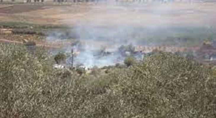 اندلاع حريق كبير داخل الجانب الإسرائيلي قبالة بلدة حولا