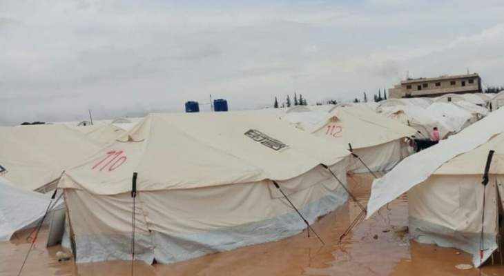 الأمطار تغرق 500 خيمة وتشرد آلاف النازحين في إدلب السورية