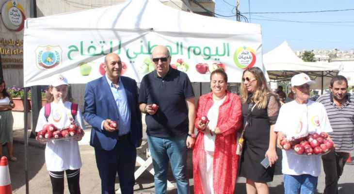 مدير عام وزارة الزراعة زار مركز اتحاد بلديات زغرتا ضمن جولته في يوم التفاح اللبناني