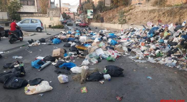 النشرة: مواطنون أفرغوا عمدا محتويات أكياس النفايات على طريق عام حاروف