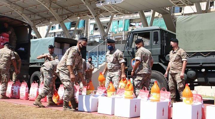 الجيش: توزيع المساعدات الغذائية على العائلات المتضررة جراء انفجار مرفأ بيروت