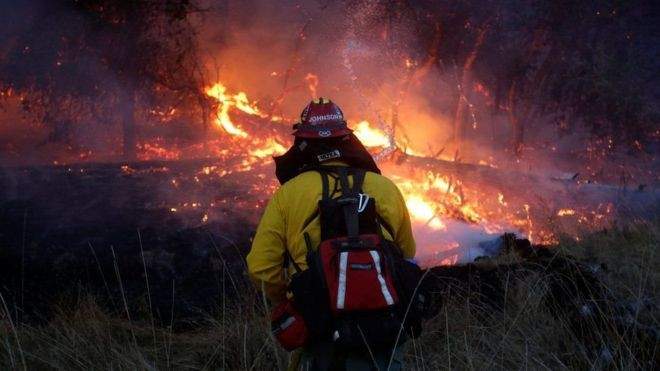  الحرائق تدمر المنازل وتجبر الآلاف على النزوح من كاليفورنيا
