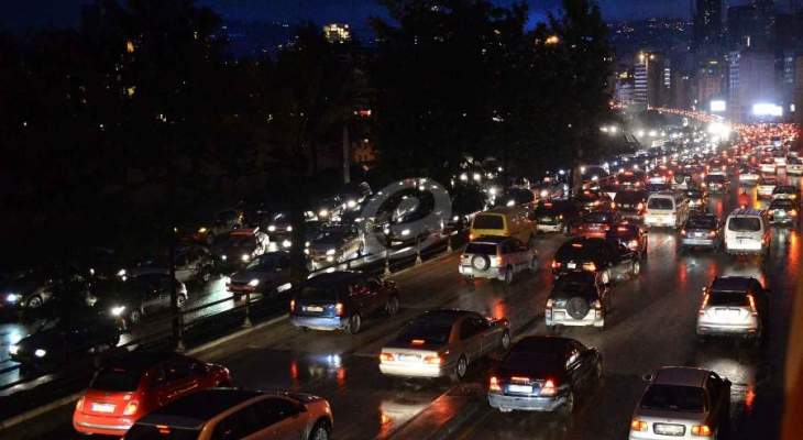 زحمة سير خانقة على طريق الاوزاعي خلدة بسبب حادث سير 