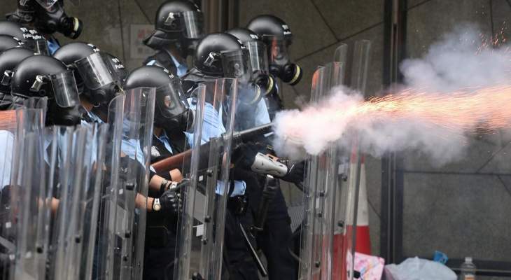 ا ف ب: شرطة هونغ كونغ تستخدم خراطيم المياه لتفريق المحتجين 
