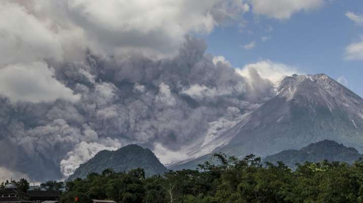السلطات المكسيكية رفعت مستوى الإنذار جراء انبعاث الدخان والرماد من بركان بوبوكاتيبيل