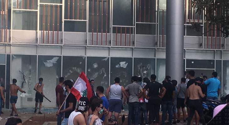 تحطيم واجهات زجاجية في مبان في وسط بيروت