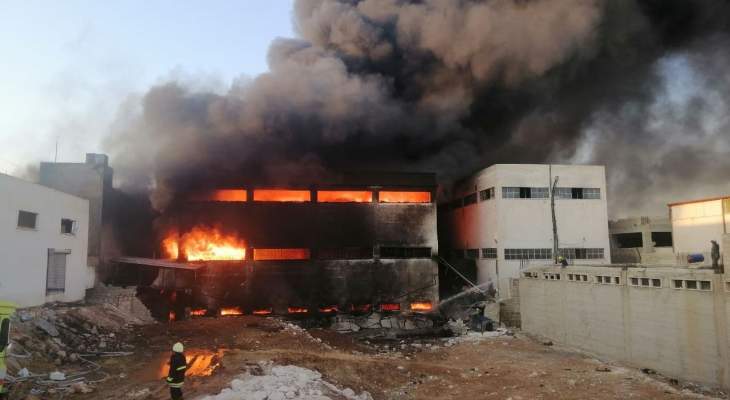 إصابة 8 أشخاص وفقدان 3 آخرين في حريق بمعمل دهانات وبلاستيك في حلب