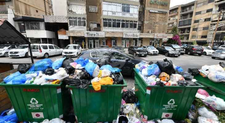 شباب التنظيم الشعبي الناصري في منطقة الفوار يرفعون النفايات المتراكمة في الشوارع والبزري يحذر