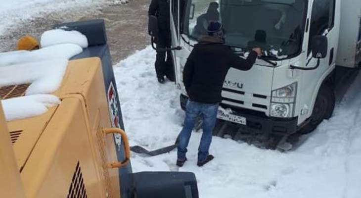  انقاذ مواطنين احتجزتهم الثلوج داخل شاحنتين على طريق عام كفرسلوان-ترشيش