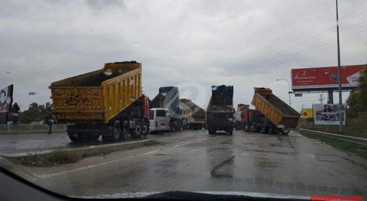 النشرة: سائقو الشاحنات قطعوا الطريق الرئيسية على اوتوستراد الزهراني