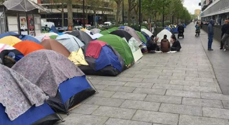 وسائل إعلام فرنسية: نصب 250 خيمة أمام مقر بلدية باريس للمطالبة بإيجاد مأوى للمهاجرين 