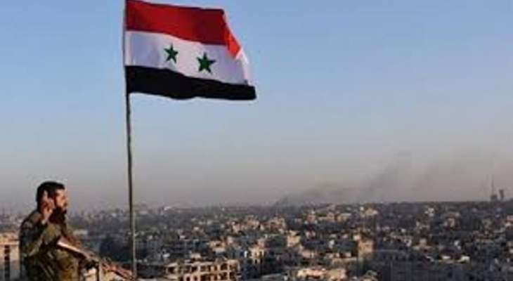 وحدات من قوى الامن ترفع العلم السوري على مبنى مجلس بلدة ببيلا 