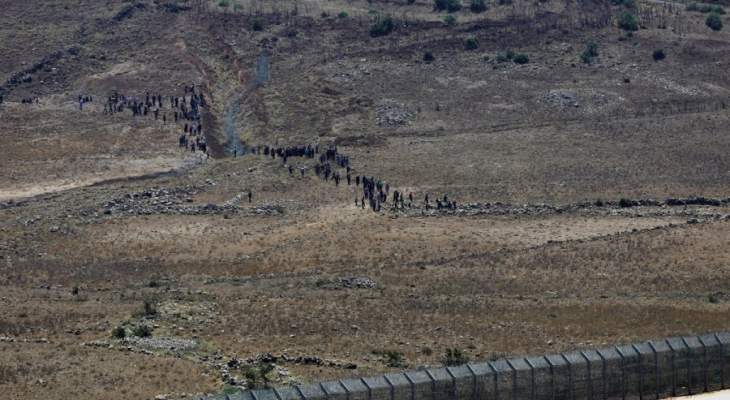 عشرات السوريين يتجمعون بالقرب من حدود الجولان والجيش الاسرائيلي يطلب منهم التراجع