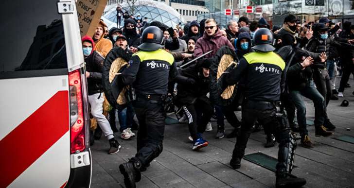 الشرطة الهولندية أكدت اصابة 5 من عناصرها في "تظاهرات عنيفة" ضد قيود كورونا
