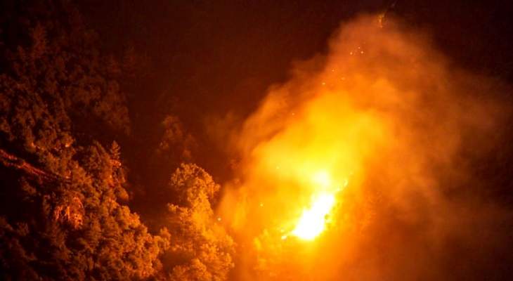 حريق كبير في المناطق الحرجية في خراج بلدة بزال- عكار والنيران تتمدد