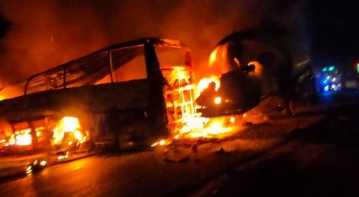 وفاة 20 شخصا وإصابة 3 آخرين بحادث تصادم بين حافلة وسيارة نقل في أسيوط بمصر